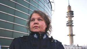 Kaarina Hazard seisoo rakennuksen vierellä, taustalla Pasilan tv-torni.