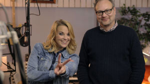 MGP- låten Vi bandades också in i Niklas Nylunds studio. Här är Nylund och programledare A-K Siegfrids. Anna-Karin Siegfrids och musikproducenten Niklas Nylund i musikstudion under bandningen av MGP-låten "Vi".
