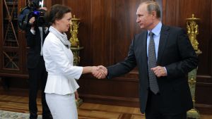 Anna Kuznetsova skakar hand med president Vladimir Putin. Anna Kuznetsova skakar hand med president Vladimir Putin.