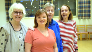 Maria Hammarberg (i mitten) efter avslutat träningspass med Birgitta Boucht, Elisabeth Blom och Ulla Sohlberg i motionsgruppen Styrka & balans Maria Hammarberg drar en kurs i styrka och balans vid Folkhälsan, mitten. Hon flankeras av Birgitta Boucht, Elisabeth Blom och Ulla Sohlberg.