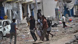 En skadad man bärs bort efter ett bombattentat mot ett hotell i Mogadishu 25.1.2017 En skadad man bärs bort efter ett bombattentat mot ett hotell i Mogadishu 25.1.2017