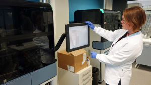Pia Kalliokoski kontrollerar en apparat som analyserar klamydia- och gonorréprover med en automatisk PCR-metod. Pia Kalliokoski kontrollerar en apparat som analyserar klamydia- och gonorréprover med en automatisk PCR-metod.