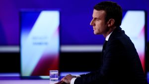 Emmanuel Macron som deltog i valdebatten på torsdag kväll har utökat sitt försprång mot Marine Le Pen enligt det senaste opinionsmätningen Emmanuel Macron som deltog i valdebatten på torsdag kväll har utökat sitt försprång mot Marine Le Pen enligt det senaste opinionsmätningen