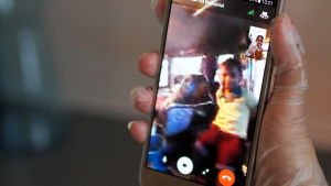 Rose talar flera timmar i telefon varje dag med sin familj på Filippinerna. Rose talar med sin son i telefonen.