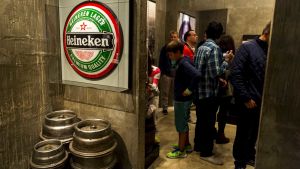 Besökare i Heinekenmuseet i Amsterdam Besökare i Heinekenmuseet i Amsterdam