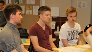 Wilhelm Nummela, Jonathan Lindholm och Thomas Nihtilä är experter på e-sport. Wilhelm Nummela, Jonathan Lindholm och Tomas Nihtilä i direktsändning från Katedralskolan