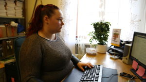 Sarah Wikman var arbetslös i nästan tre år innan hon fick jobb inom tredje sektorn, på organisationen Finlands Byar. Sarah Wikman på sitt kontor vid Finlands Byar rf