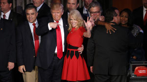 Kellyanne Conway under valkvällen i New York, tillsammans med Donald Trump. Donald Trump med sin kampanjchef Kellyanne Conway