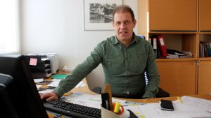 Bildningschef Mats Johansson tycker att man bör fundera på varför pojkarna presterar sämre i modersmålet än flickorna. Bildningschef Mats Johansson vid sitt skrivbord.