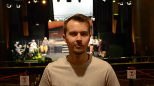 Thomas Hällund är regissör för årets Wasaspex. Han har stått på scenen i ett spex och spexaktiv har han varit i sex år. Thomas Hällund är regissör för Wasaspexet år 2017