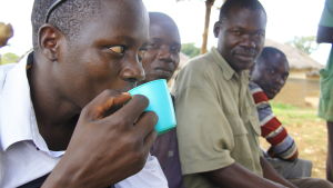 Francis träffade gamla bekanta och satt sig ner för att tala en stund. män i norra uganda