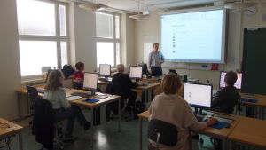 Deltagare på kursen Vardags-IT får här veta hur moderna ikoner brukar se ut, till exempel på typiska pekplattor. IT-undervisning vid Arbis.