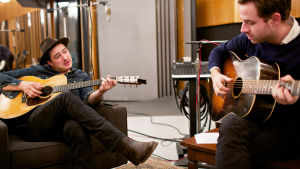 Marcus Mumford ja Taylor Goldsmith studiossa. Kuva dokumenttielokuvasta Dylania kenkälaatikosta (Lost Songs: The New Basement Tapes).