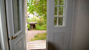Från nedre våningen finns en dörr ut på gården. Utgången till trädgården i Diktarhemmet i Borgå