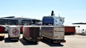 Över 45 lastbilsflak med avfall (mindre än de på bilden) smugglades till Estland innan gärningsmannen till slut fastnade i tullen utan de rätta tillstånden för att få transportera avfall. Västra terminalen på Busholmen i Helsingfors.