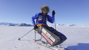 2016 skidade Aron mot Sydpolen, i en specialgjord sitski. Aron Anderson i en sitski, på väg mot Sydpolen.