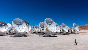 Det här är några av ALMA-antennerna i Chile. De är tolv meter i genomskärning. Radioteleskopet ALMA i Chile.