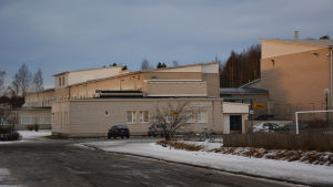 Efter ett par konstaterade fall av covid-19 i Korsholm i början av veckan testades flera exponerade, det ledde till att man på torsdagskvällen fick veta att tre elever i Korsholms högstadium hade smittats. Arkivbild. Korsholms högstadium på vårvintern i eftermiddagsljus. En ljus, låg tegelbyggnad.