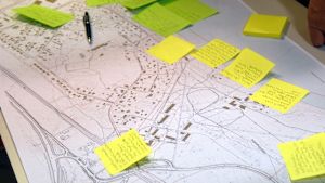 Lappvikborna fick skriva önskemål på klisterlappar. Klisterlappar med text på en karta över Lappvik.