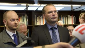 Ministrarna Sampo Terho och Jussi Niinistö var med om att bilda gruppen Nytt alternativ. Sampo Terho och Jussi Niinistö