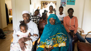 Mona Daldoum med man och fem barn. Familjen kommer ursprungligen från Sudan. Perhe saapui sudanista suomeen 13 vuotta sitten.