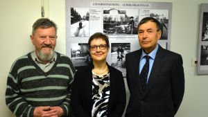 Torsten Bergman, Gunilla Lindholm och Kaj Malm vid Arresten. Initiativtagaren Torsten Bergman, arkivföreståndaren Gunilla Lindholm och styrelseordföranden Kaj Malm.