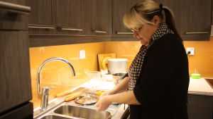 Vardagen ser ut precis som i vilket som helst annat hem, men här behöver ingen vara ensam förklarar Anne-Mari Sirén. Anne-Mari Sirén lagar mat