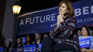 Susan Sarandon lyssnar på Bernie Sanders i Iowa. Susan Sarandon lyssnar på demokraternas Bernie Sanders den 27 januari 2016.