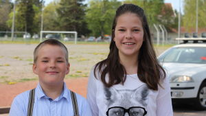 Jim Johansson och Wilma Johansson vill hellre gå i skola nu. Jim Johansson och Wilma Johansson vid Skärgårdshavets skola