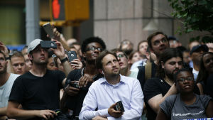 Det är inte lämpligt att filma överallt. Människor fotograferar en man som klättrar upp för Trump Tower i NY.