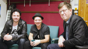 Jimmy Westerlund och Fredrik Furu är redo för lite hitmakande i Vanda! Här med Henrik Huldén, projektledare för Dream Academy Norden. Jimmy Westerlund, Fredrik Furu och Henrik Huldén från Hanaholmen besökte studerande i Vanda för att komponera nya låtar på svenska.
