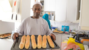 Rabeh Moni bakade bröd på id al-fitr. Rabeh Moni leipoo leipää ID al fitr -juhlaan