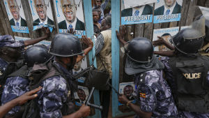 Polisen drabbar samman med oppositionskandidaten Kizza Besigyes anhängare utanför oppositionens högkvarter i Kampala. Besigye greps på fredagen och han befinner sig nu i husarrest Polisen drabbar samman med oppositionskandidaten Kizza Besigyes anhängare vid oppositonens högkvarter i Kampala. Besigye greps på fredagen och han befinner sig nu i husarrest