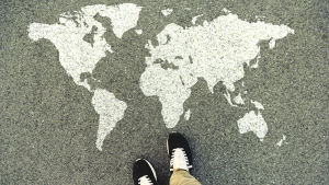 tossut joiden edessä alfalttiin maalattu maailman kartta