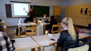 På lektioner i samhällslära i Rudolf Steinerskolan har också vårdreformen diskuterats. Lektion i samhällslära i ett klassrum i Rudolf Steinerskolan. Kameran fokuserar på en flicka med blond hästsvans.