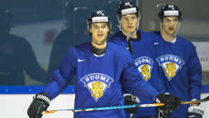 Både Sebastian Aho och Jesse Puljujärvi är produkter av Kärpäts juniorsystem. Sebastian Aho i förgrunden och Jesse Puljujärvi i bakgrunden.