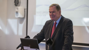 Förra statsministern och SDP-ledaren Paavo Lipponen är i dag konsult för ryska gasjätten Nord Stream. Ett arrangemang som också har diskuterats mycket. Paavo Lipponen presenterar rapport om framtidsutsikterna för Arktis.