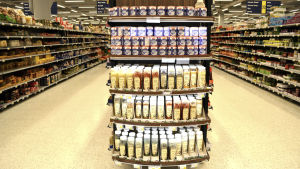 Mataffäerna har stora lager, säger man från S-gruppen. Upplysta produkter i mataffären.