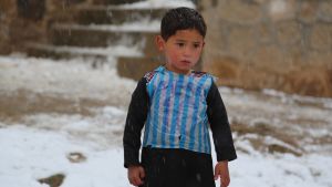 Murtaza Ahmadi i sin hemgjorda tröja. Murtaza Ahmadi i Afghanistan med sin hemgjorda Messi-tröja.