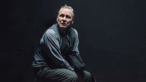 Snaran dras åt. På bilden Jukka Pitkänen som Otto Quangel. Jukka Pitkänen som Otto Quangel i Yksin Berliinissä.