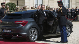 François Hollande lämnade presidentpalatset i en Citroën DS 5. François Hollande lämnade presidentpalatset i en ganska anspråkslös Citroën DS 5.