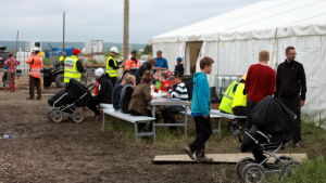 De som fortfarande befinner sig på Söderfjärden är till stor del Torneåbor som plockar ner alla tält. De som fortfarande är kvar på Suviseurat är Tornebor som hjälper till att riva alla tält.