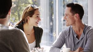 Signaturen "Sara 45" skriver att omgivning ofta verkar ta för givet att en man och en kvinna som umgås är ett par. Tre personer sitter vid ett kaffebord.