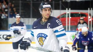 Valtteri Filppula mycket missnöjd. Valtteri Filppula i landslagströjan