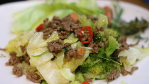 Kål med malet kött och örter portion som innehåller bl.a. malet kött och kål