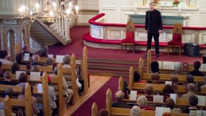 Taisto Reimaluoto esiintyy Kajaanin runoviikolla kirkossa