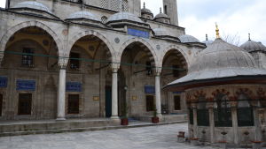 Istanbulilaisen moskeijan sisäpiha istanbulilaisen moskeijan sisäpiha