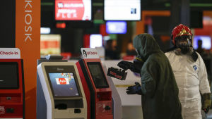 En grupp som undersöker farliga ämnen inspekterar incheckningsautomaterna vid Kuala Lumpurs flygplats den 26 februari 2017. Kim Jong-Nam mördades på flygplatsen den 13 februari. En grupp som undersöker farliga ämnen inspekterar incheckningsautomater vid Kuala Lumpurs flygplats den 26 februari 2017. Kim Jong-nam mördades på flygplatsen den 13 februari 2017.