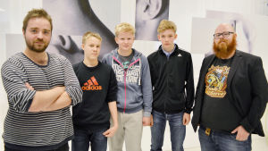 Ett gäng från Hoplaxskolan på besök vid Yle i Helsingfors, där de intervjuade Ted Forsström och Björn Karlsson från programmet Kontroller. Nyhetsskolans unga journalister från Hoplaxskolan tillsammans med Ted Forsström och Björn Karlsson
