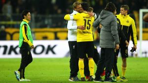 Liverpools tränare Jürgen Klopp omfamnar Dortmunds målskytt Mats Hummels efter att lagen spelat 1-1 i den första kvartsfinalen. Liverpools tränare J¨rgen Klopp omfamnar Dortmunds målskytt Mats Hummels efter att lagen spelat 1-1 i den första kvartsfinalen.